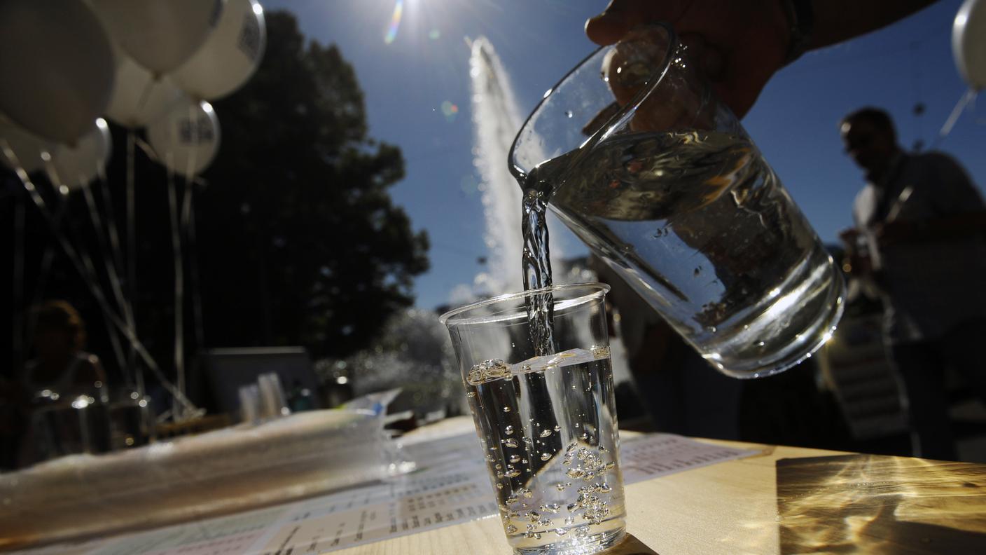 Un bicchiere d'acqua potabile direttamente dalla fontana