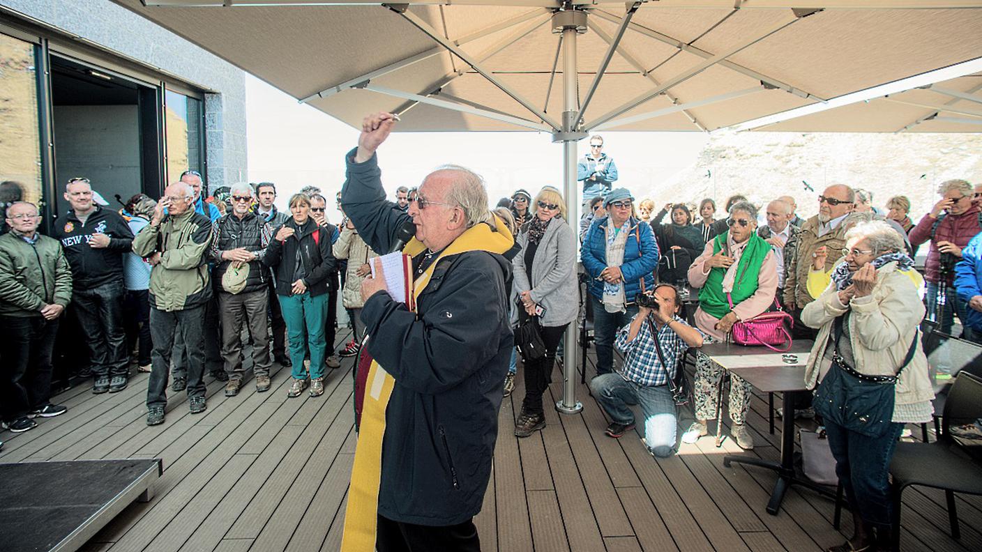 La benedizione ad opera del Vescovo emerito Don Pier Giacomo Grampa