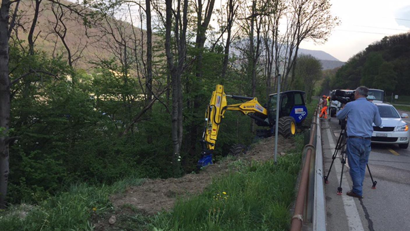 Si lavora nell'area dove si è verificato il danneggiamento alla conduttura