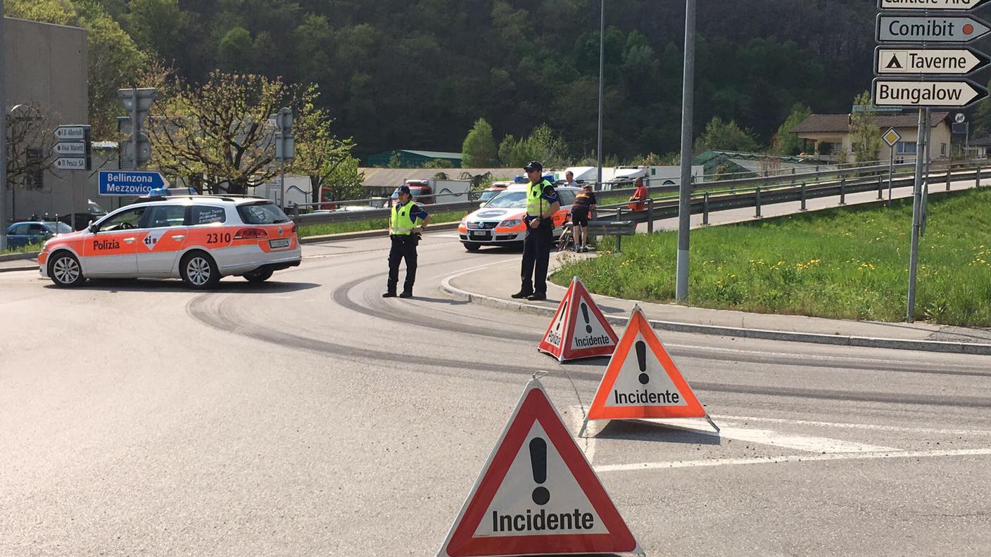 Il blocco sulla strada cantonale, non lontano dal punto della fuga di gas