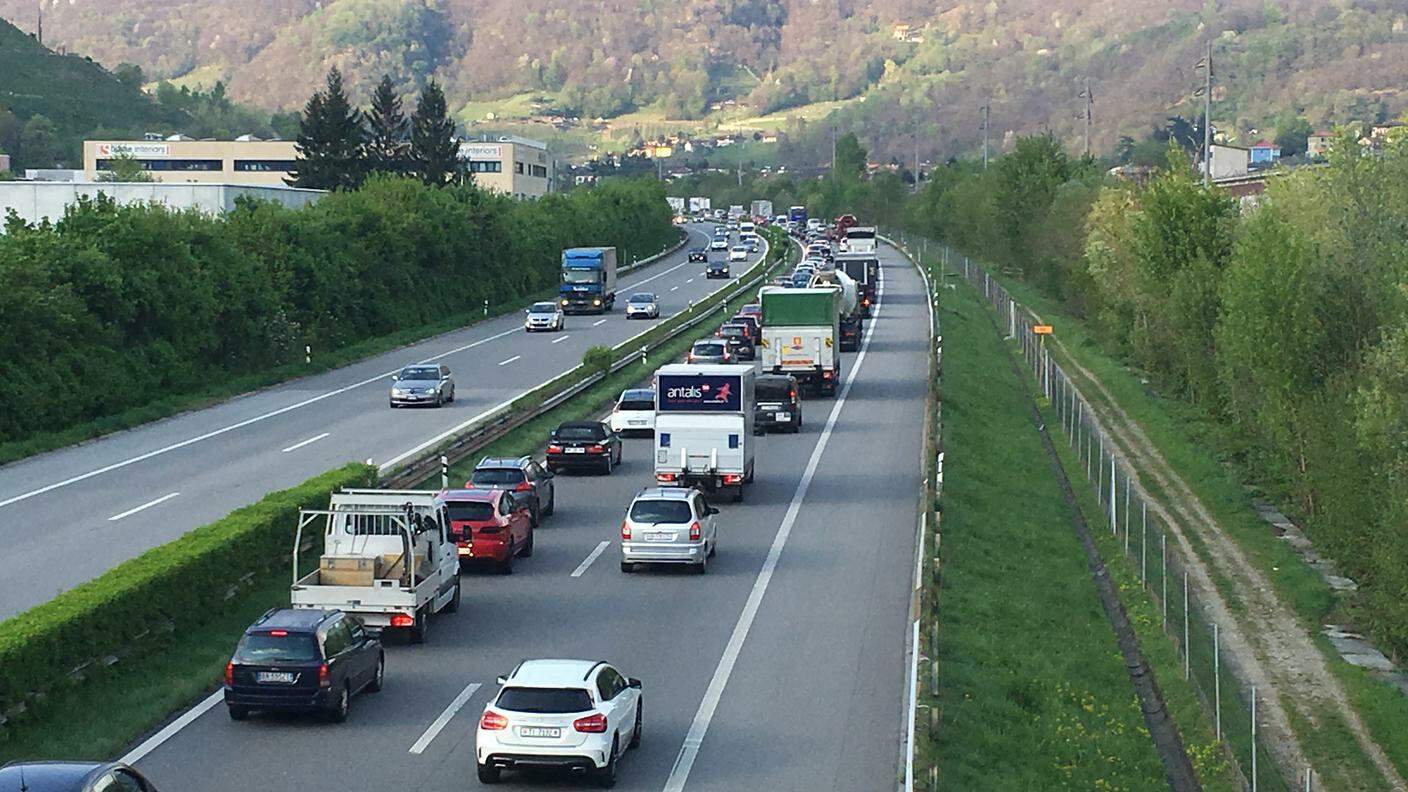 Le vetture incolonnate sull'A2 nei pressi di Monteceneri lunedì pomeriggio
