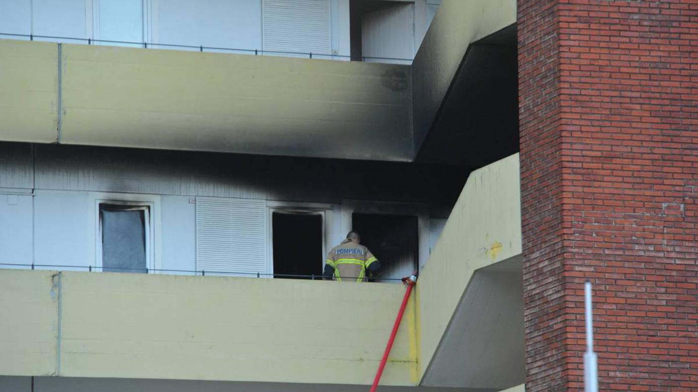 Il denso fumo ha annerito l'edificio