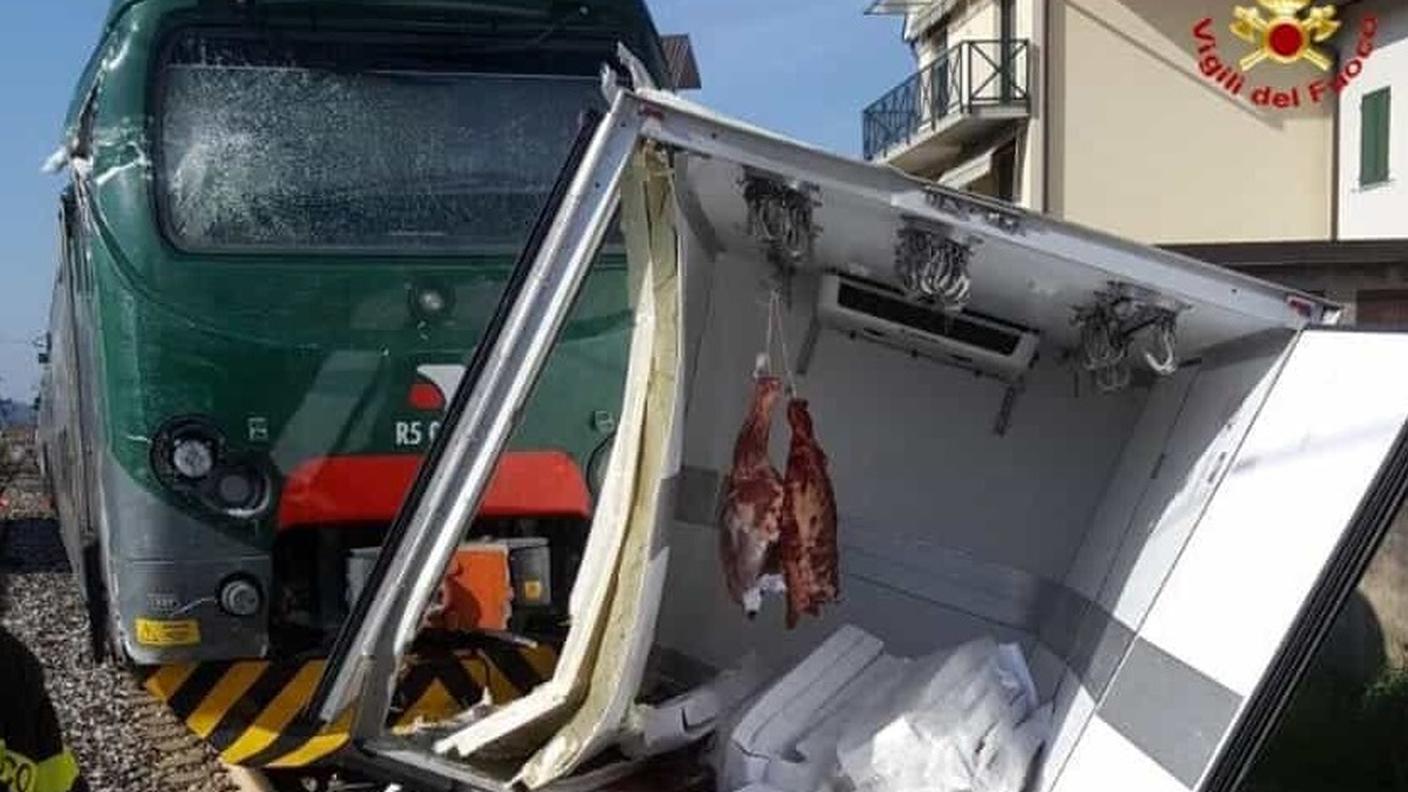 Camion travolto a Gazzada