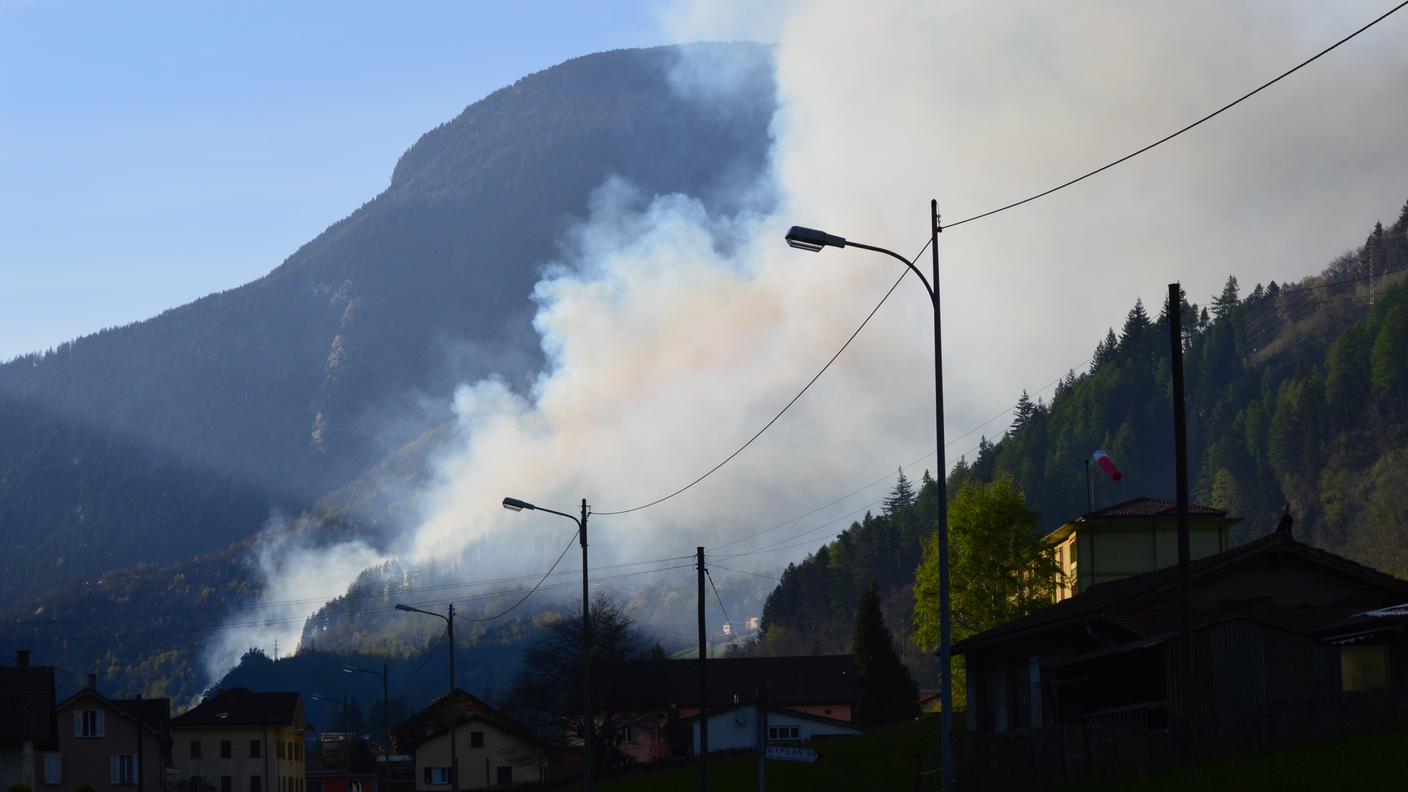 Il denso fumo ha raggiunto l'abitato