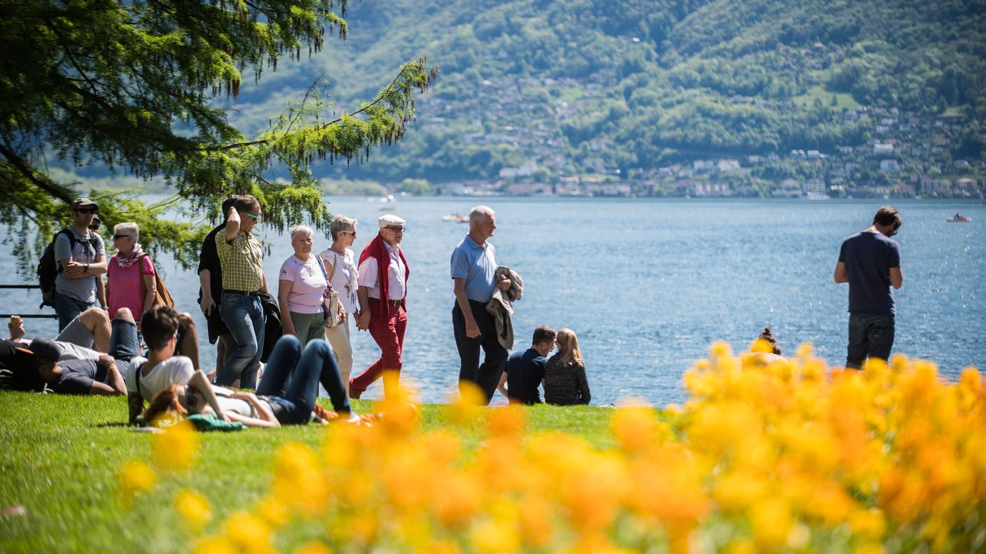 Turisti passeggiano sul lungolago di Muralto