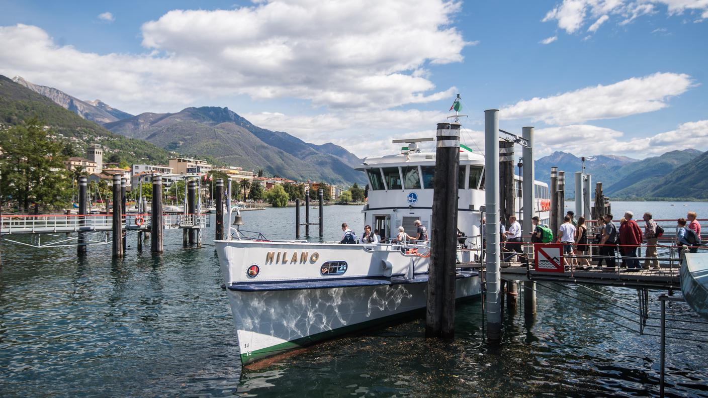 Turisti mentre si imbarcano sul battello della navigazione del lago Maggiore