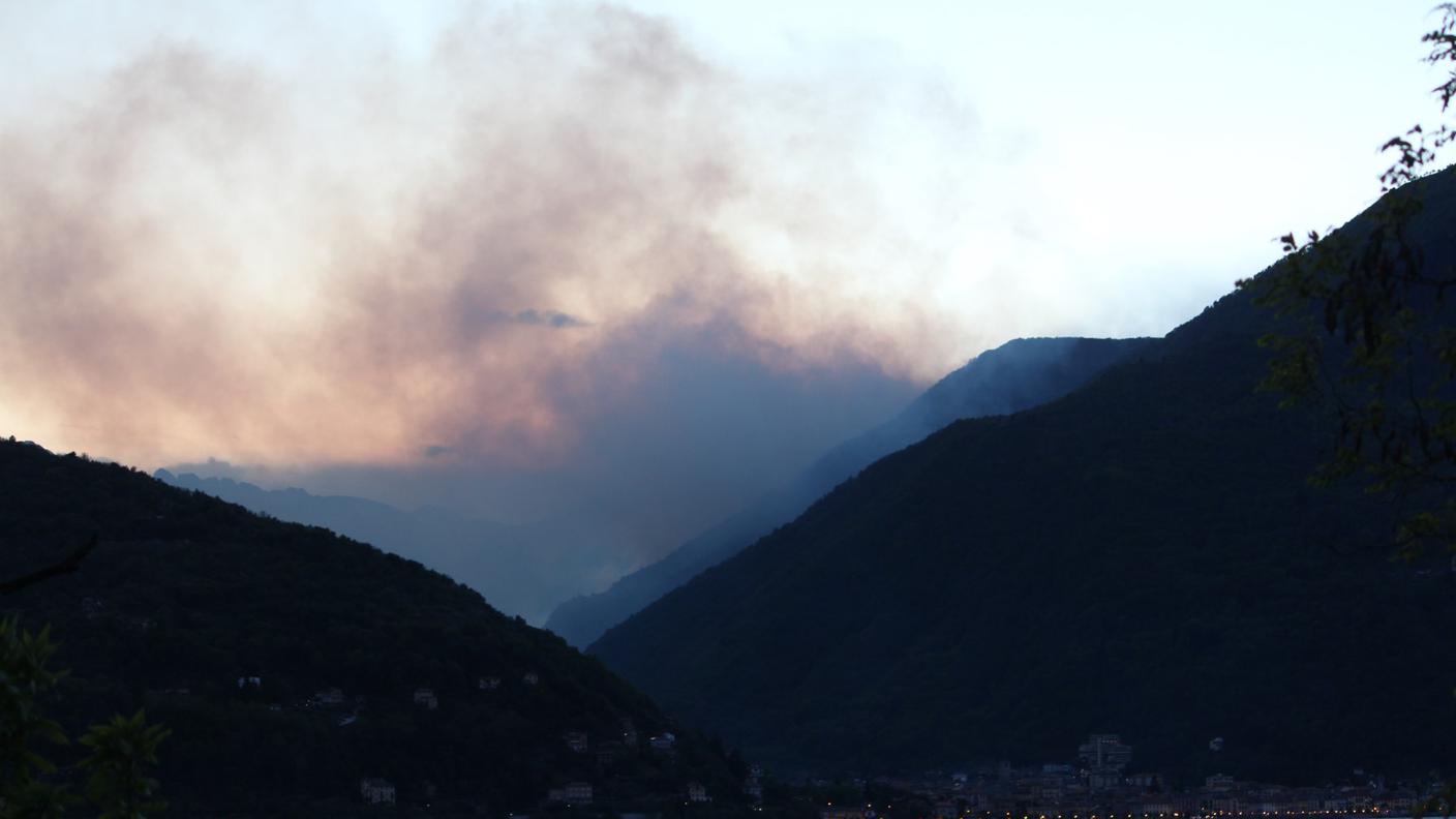 Il fumo continua a riempire il cielo