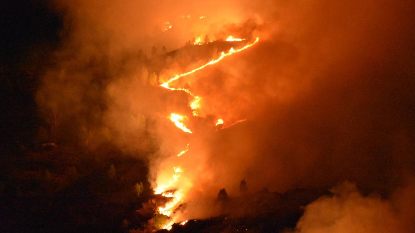 L'incendio continua a distruggere la vegetazione
