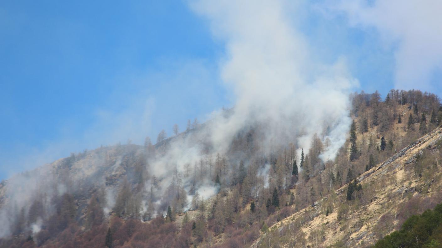 L'incendio si avvicina al confine