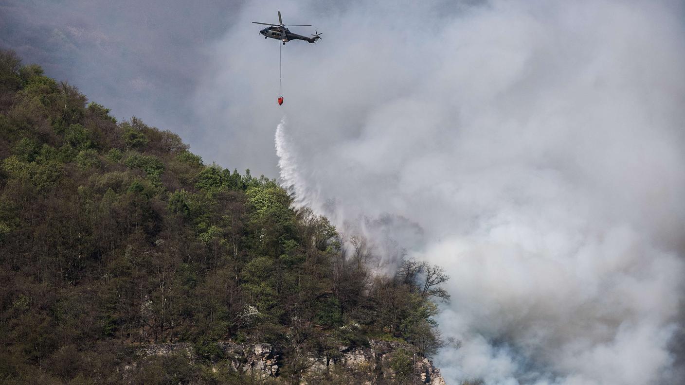 L'intervento del Super Puma in azione per l'incendio sopra Gordola