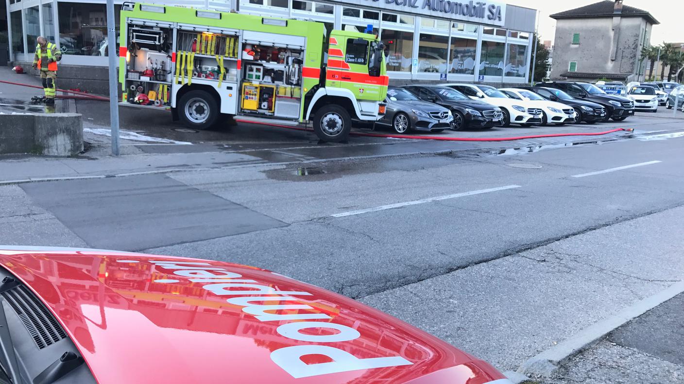 Il fuoco è divampato all'interno di una concessionaria di Mendrisio