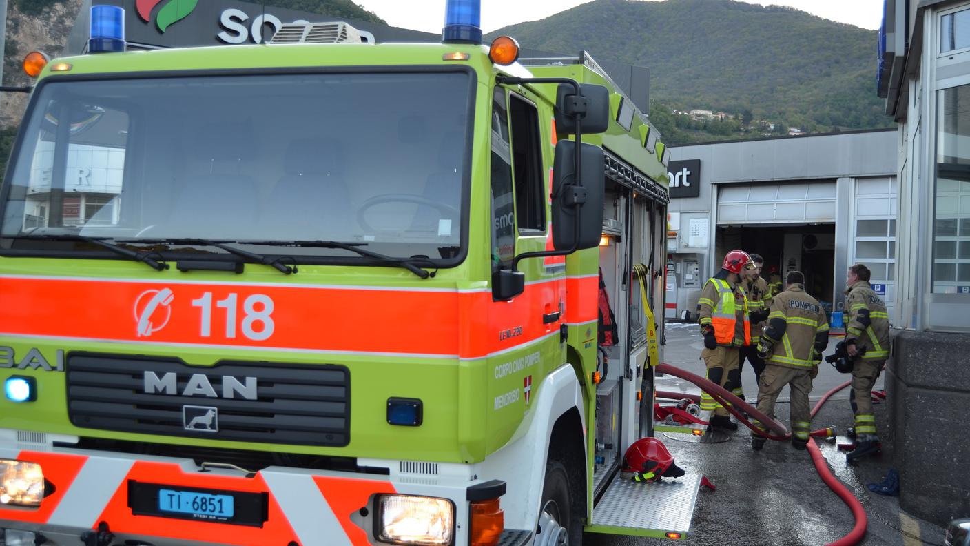 I pompieri hanno provveduto pure a liberare tutti i locali dal denso fumo
