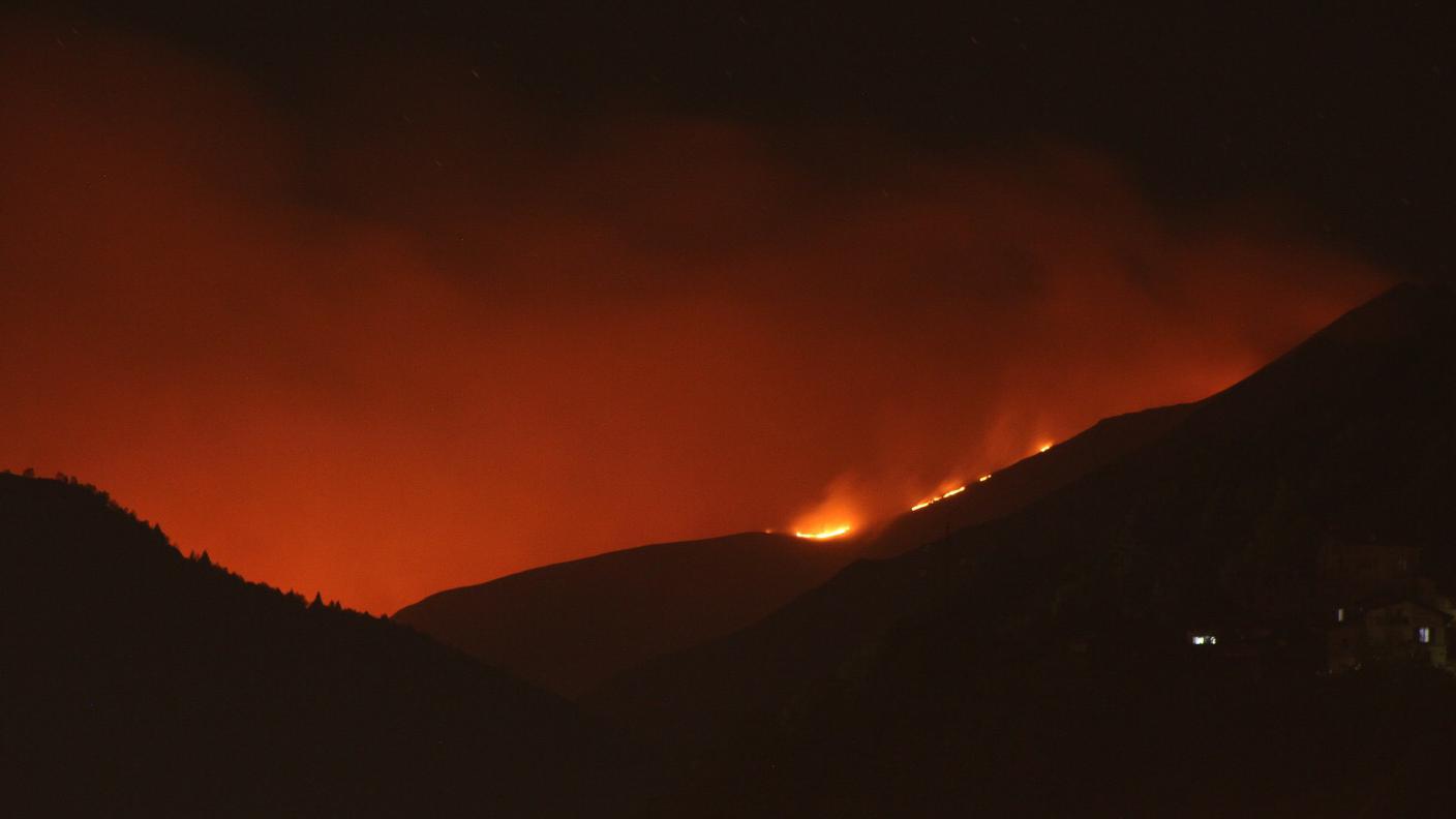 Le fiamme sviluppatesi la notte scorsa a ridosso della Valle Morobbia