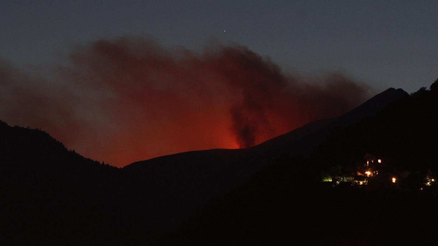 L'incendio sul confine visto dal versante ticinese