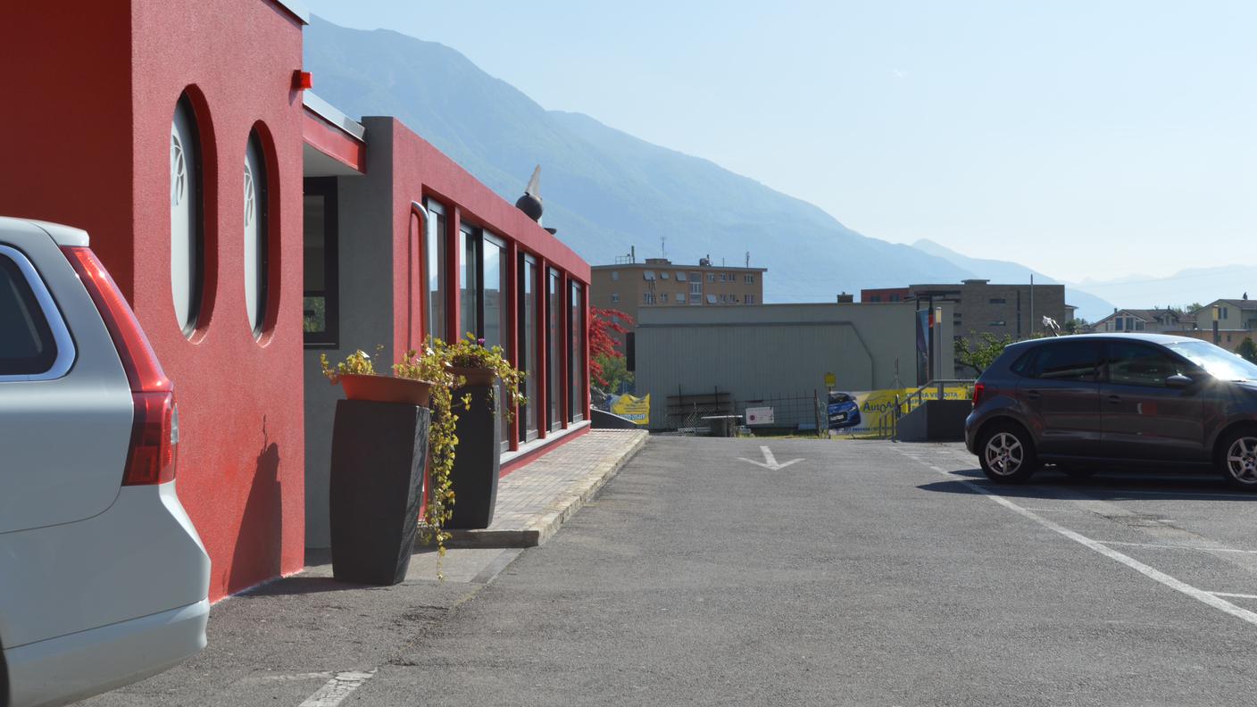 La vittima colpita davanti a una discoteca
