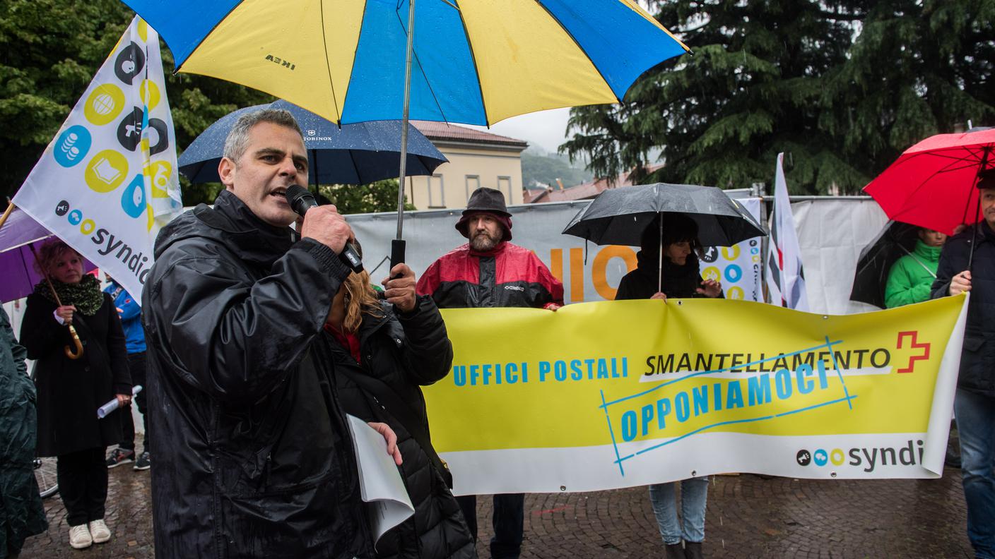 Slogan anche contro le politiche del Gigante giallo