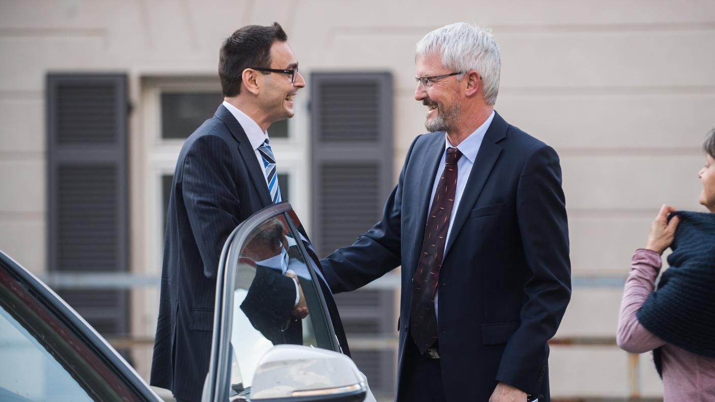 Il neo sindaco (a sinistra) con il concorrente sconfitto