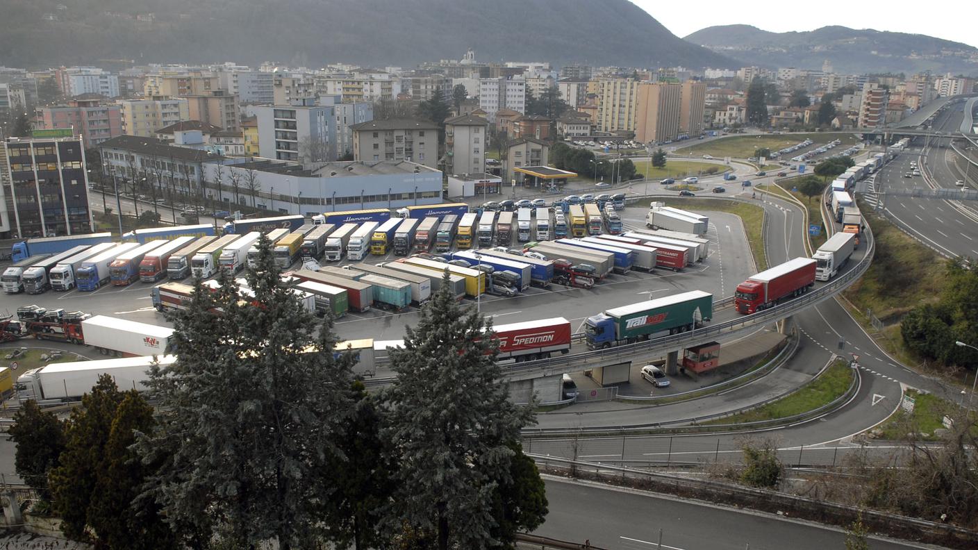 Un serpentone di TIR a Chiasso-Brogeda