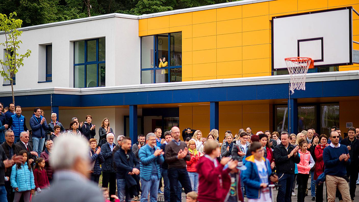 L'edificio è dominato da ampie campiture in blu e giallo