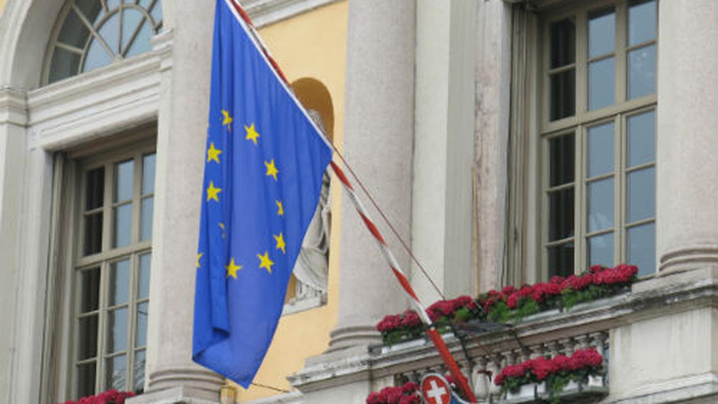 La bandiera UE esposta a Lugano