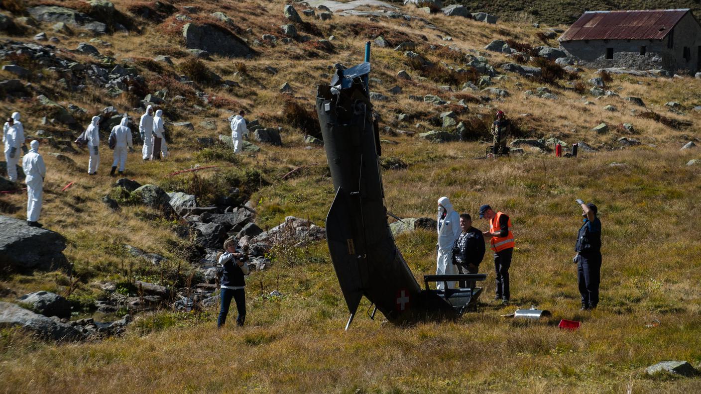 I resti del Superpuma precipitato sul San Gottardo