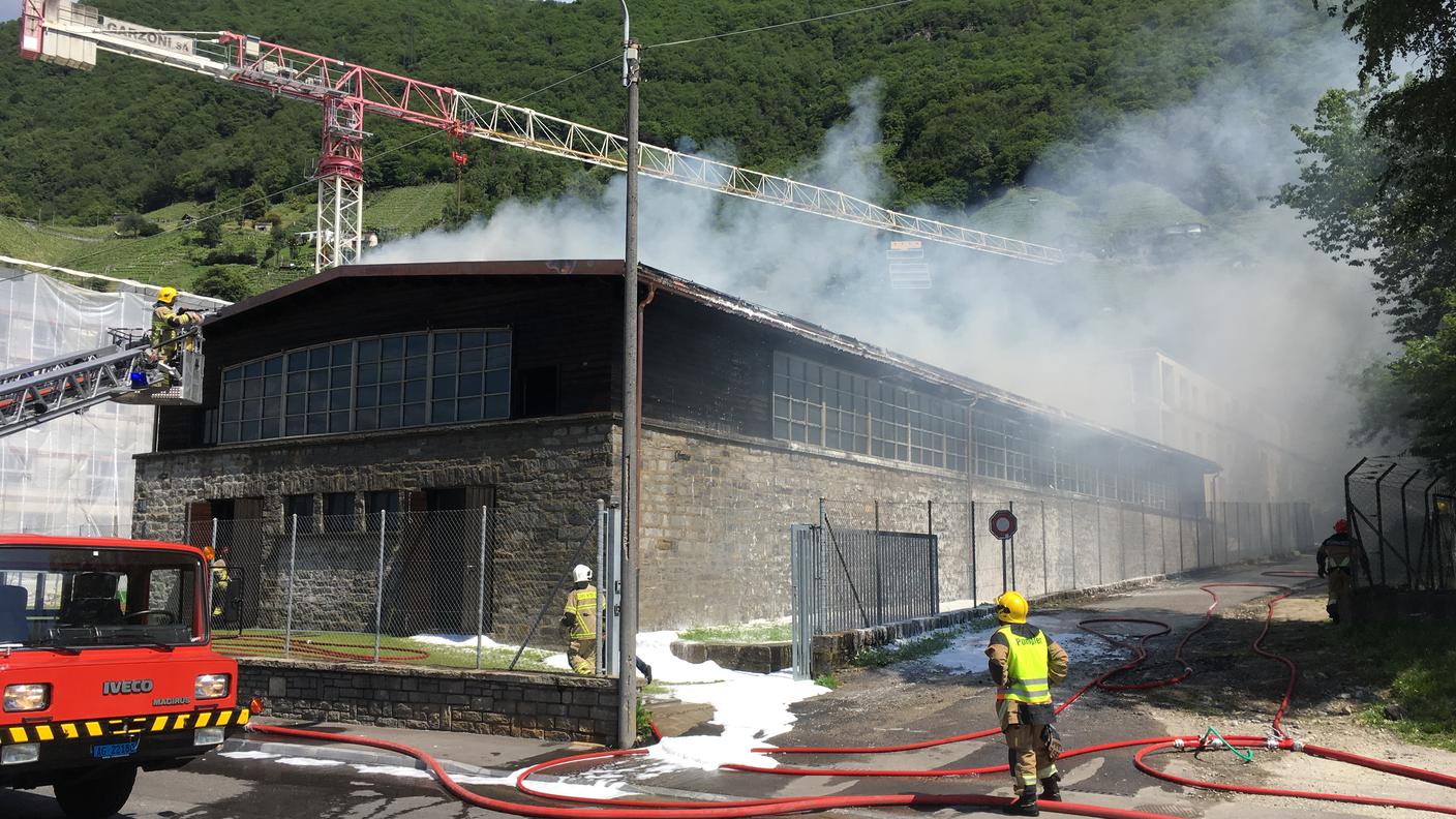 Brucia il sottotetto del capannone in Via San Gottardo