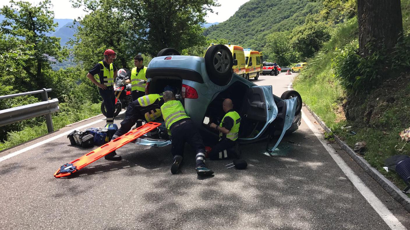 La vettura cappottata sulla Penudria