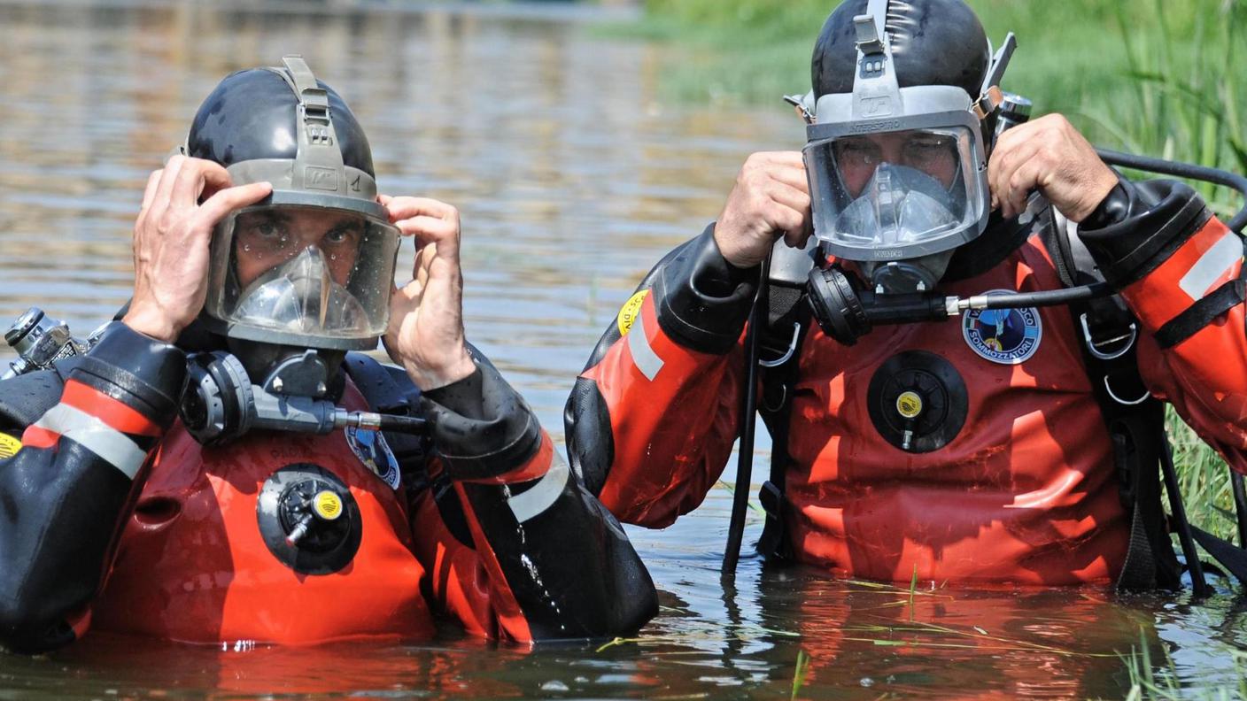 I vigili del fuoco italiani sono intervenuti con i sommozzatori per recuperare la vittima