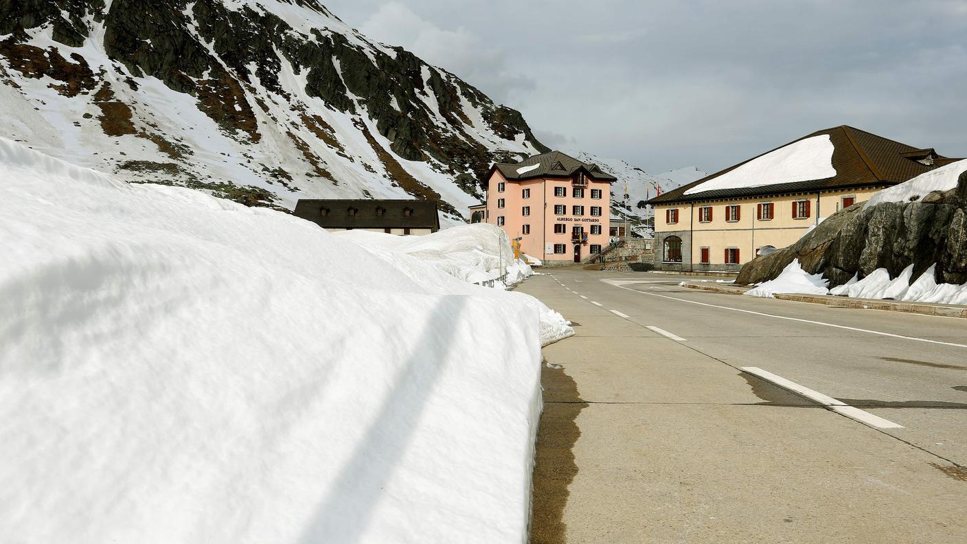 La strada del passo del San Gottardo, appena riaperta, è l'alternativa alle code