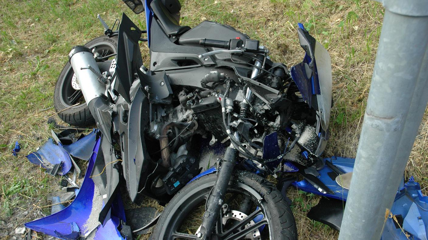 La motocicletta sfasciata nell'incidente avvenuto sabato sera ad Avegno