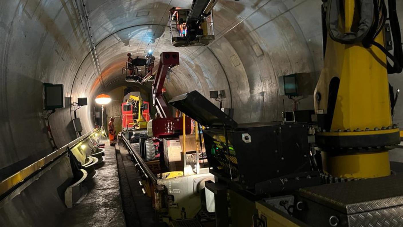 Proseguono i lavori di ripristino del tunnel dopo il deragliamento