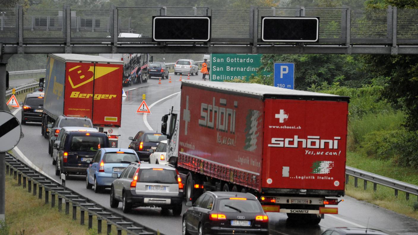 Traffico congestionato all'uscita della galleria di Collina d'Oro.jpg