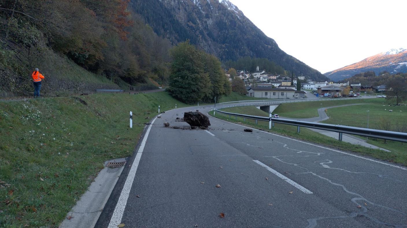 I massi caduti sulla cantonale
