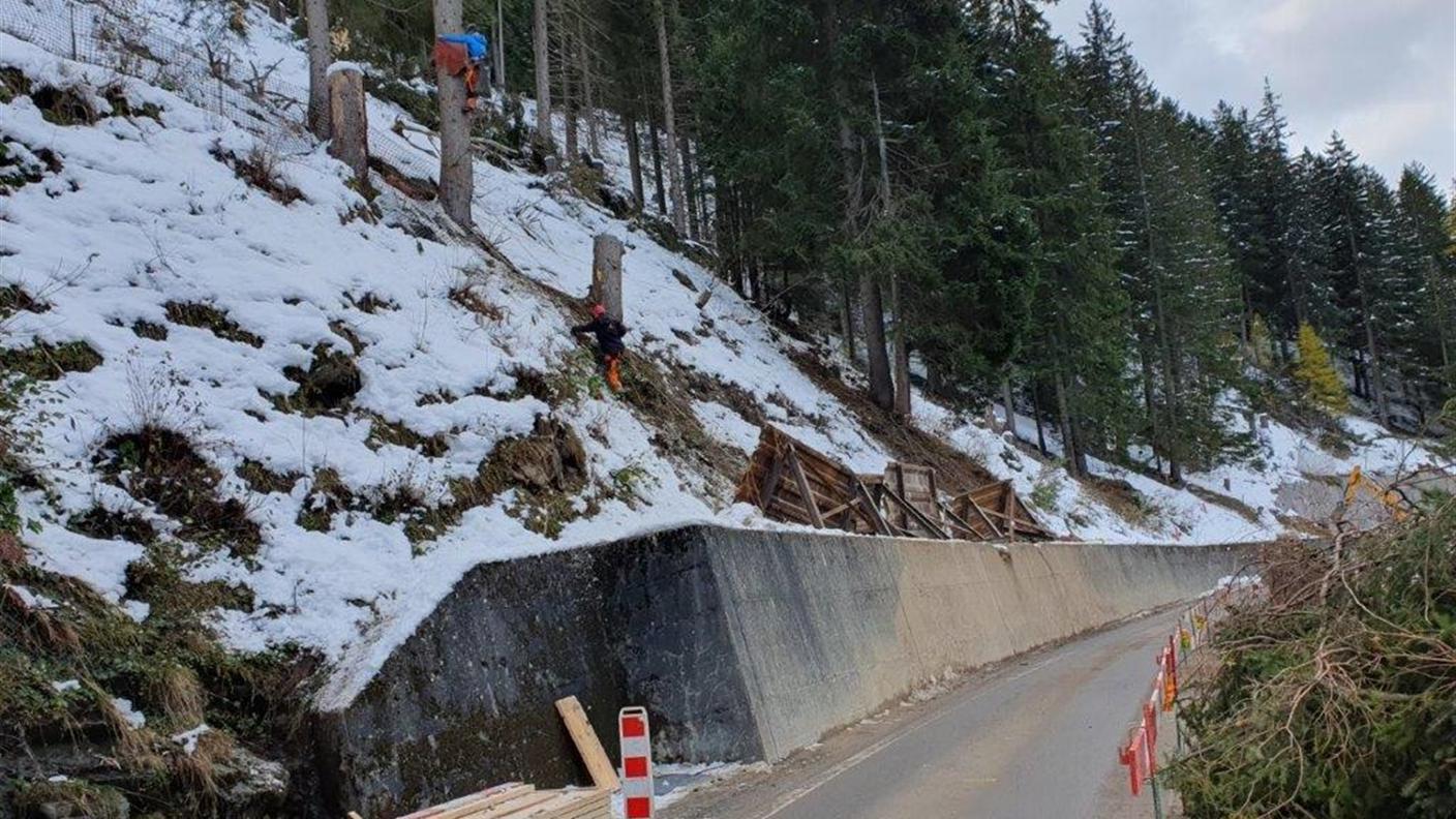 Lavori di preparazione in corso per il montaggio delle reti di protezione contro la caduta massi