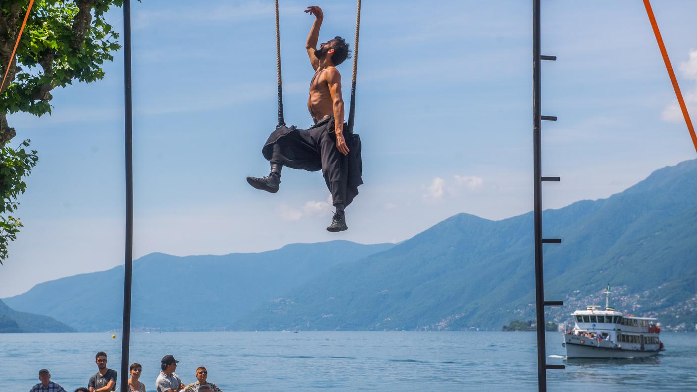 L'esibizione di uno degli artisti sul lungolago di Ascona