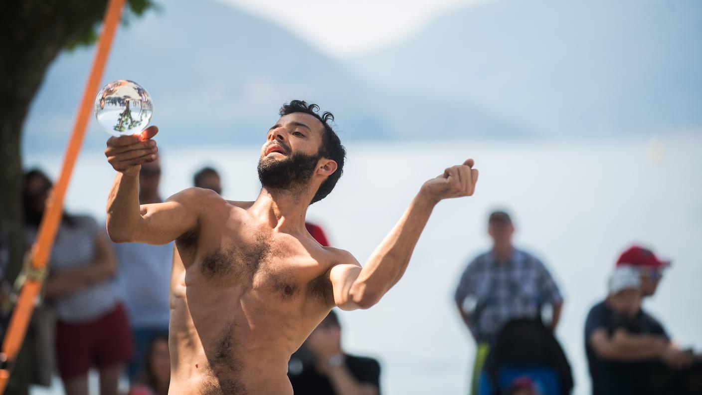 L'esibizione di uno degli artisti sul lungolago di Ascona