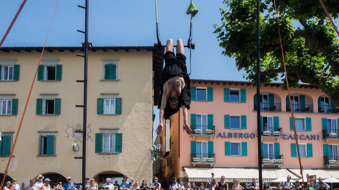 L'esibizione di uno degli artisti sul lungolago di Ascona