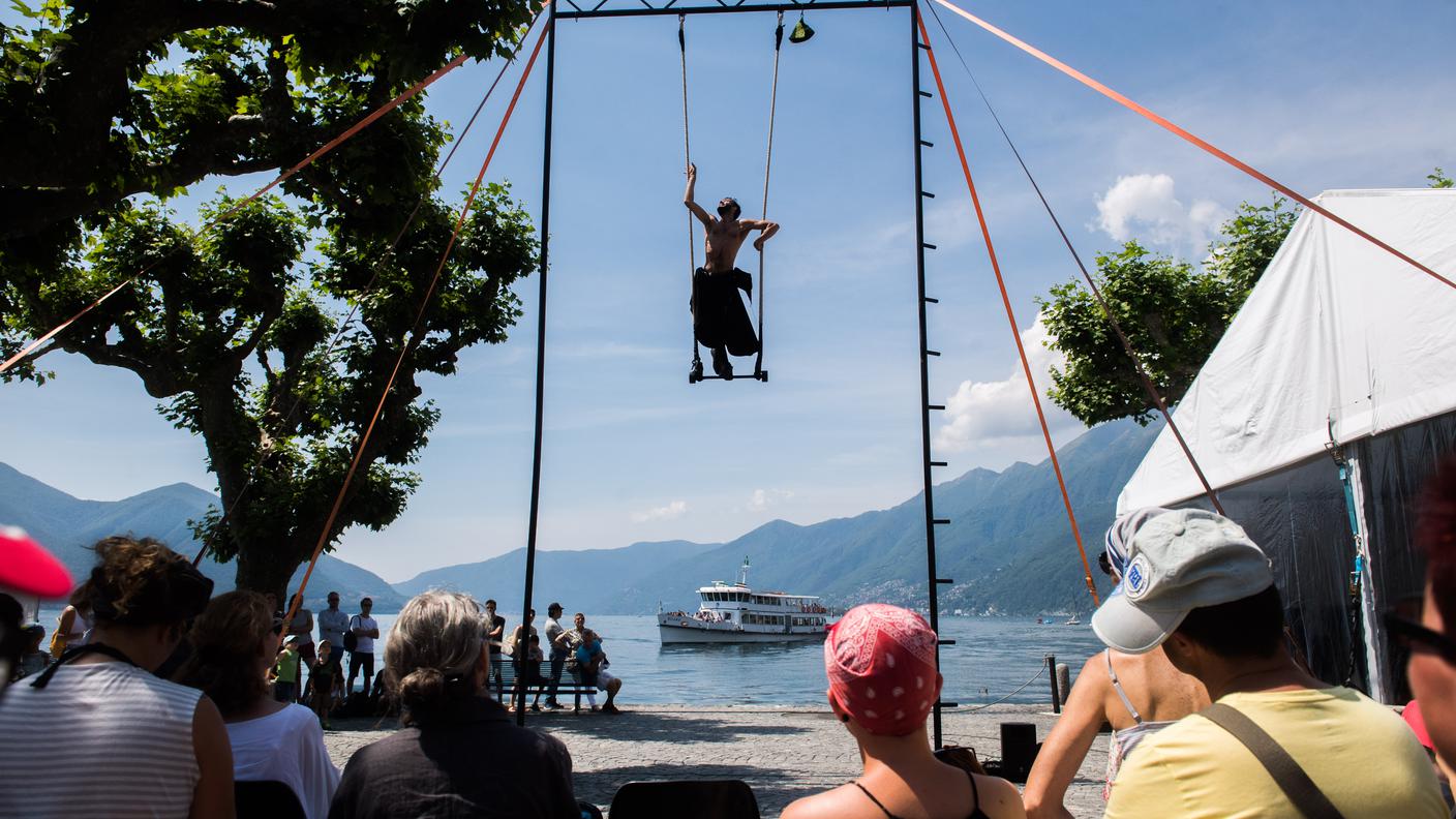 L'esibizione di uno degli artisti sul lungolago di Ascona