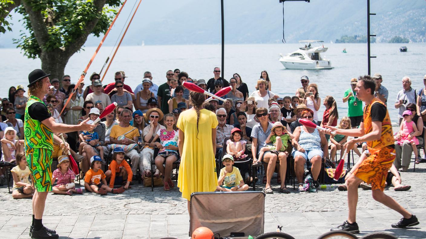 L'esibizione di uno degli artisti sul lungolago di Ascona