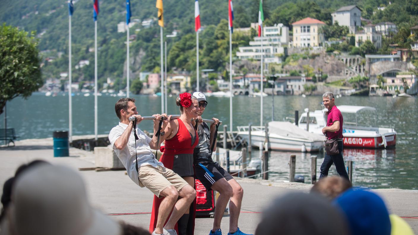 L'esibizione di uno degli artisti sul lungolago di Ascona