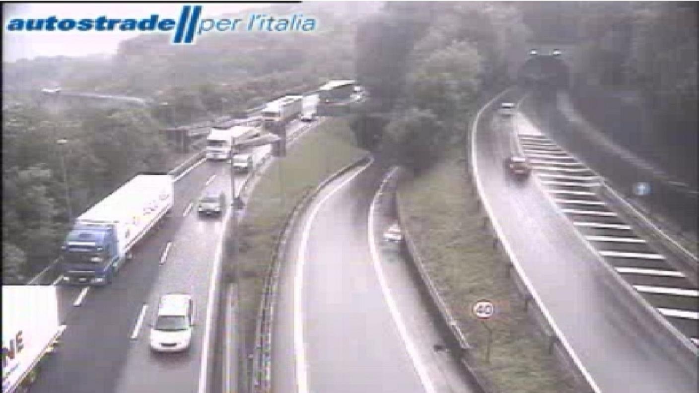 La coda in uscita verso la Svizzera a Brogeda poco dopo le 13.30