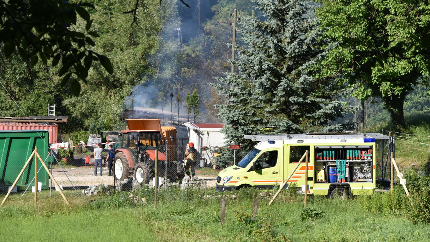 La tettoia in fiamme mercoledì mattina nel deposito a Curio