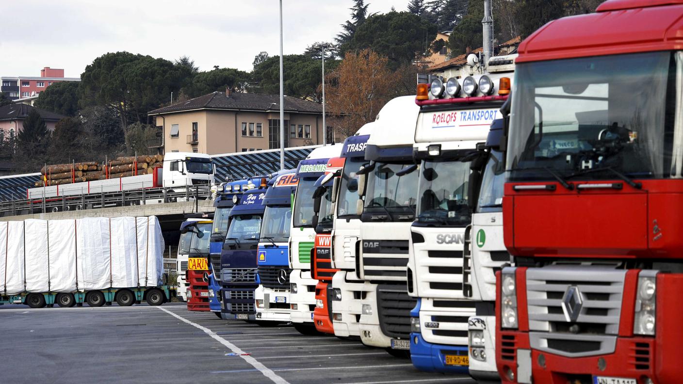 Autotreni in attesa come in transito alla dogana commerciale di Chiasso