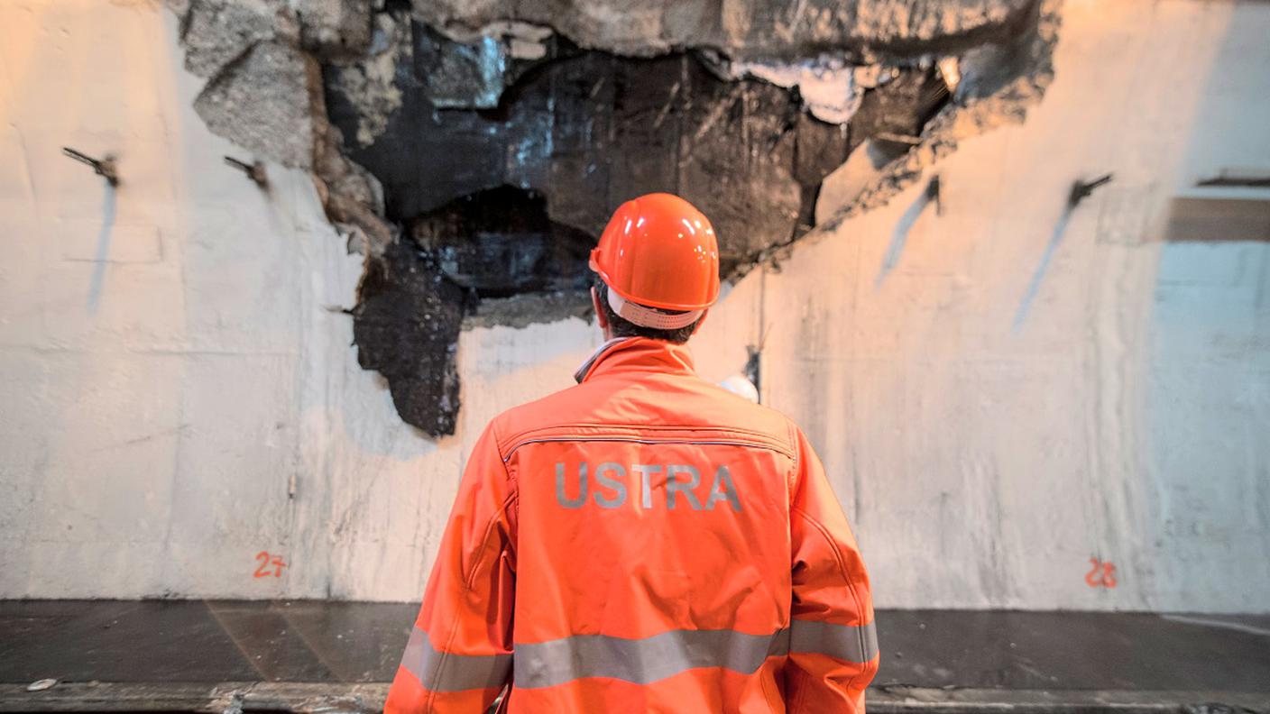 Tecnici al lavoro nel traforo del San Salvatore