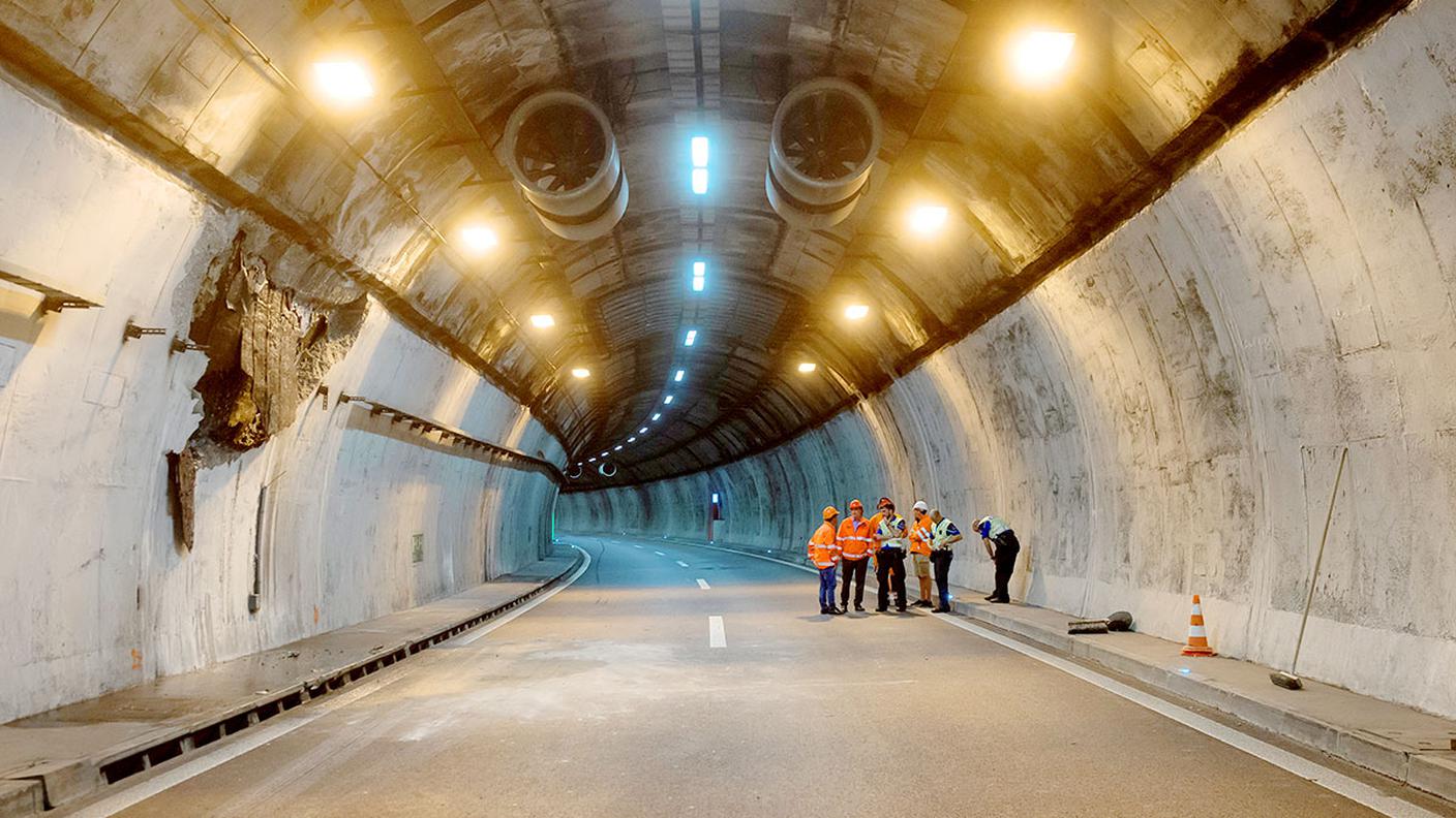 Tecnici al lavoro nella galleria del San Salvatore, sull'autostrada A2