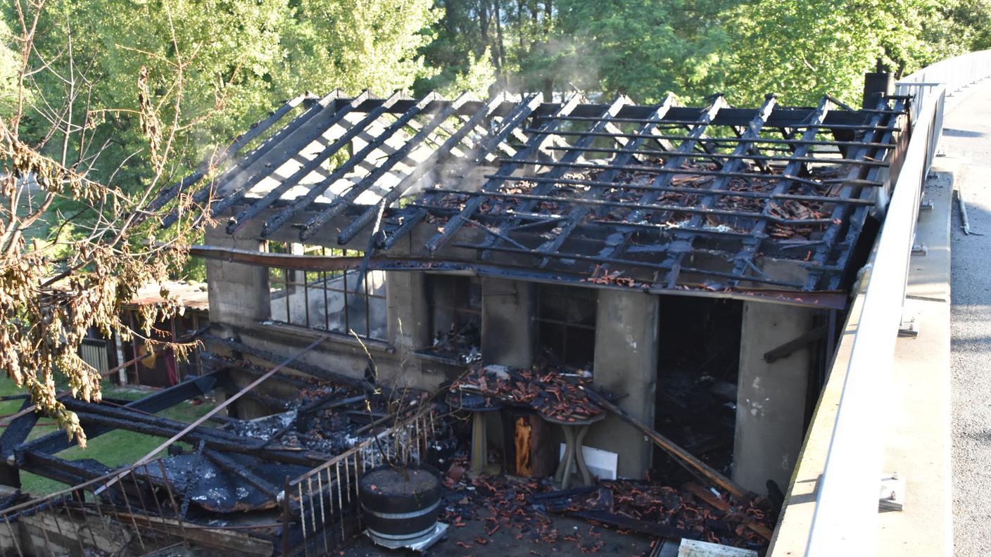 La costruzione distrutta dall'incendio