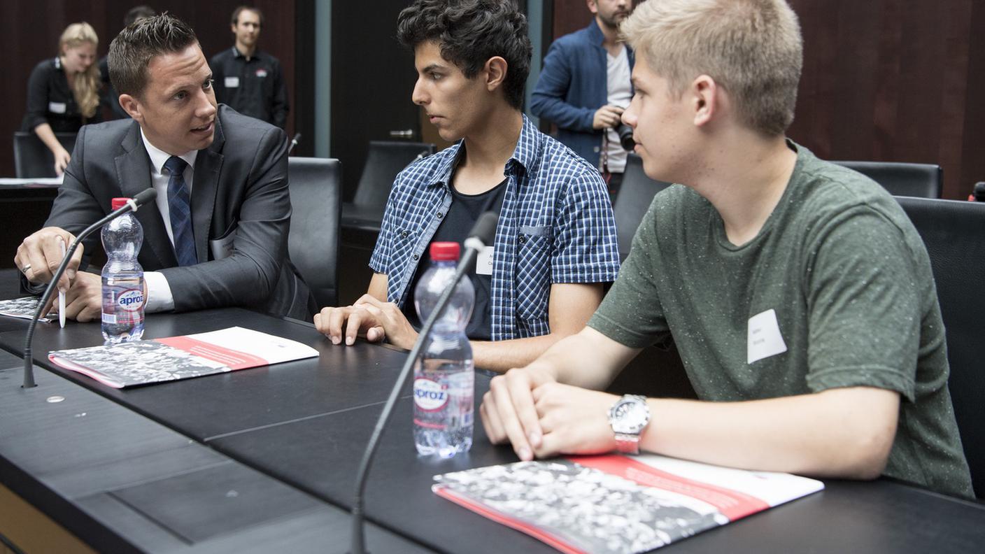 Christian Imark, mentre discute con Amin Casutt e Matteo Briccola