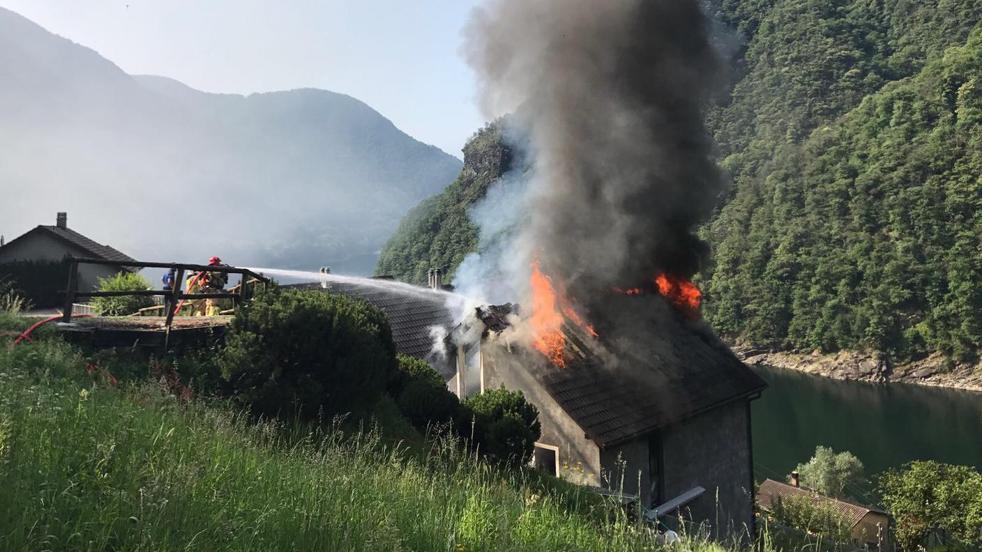 Casa in fiamme in Val Verzasca