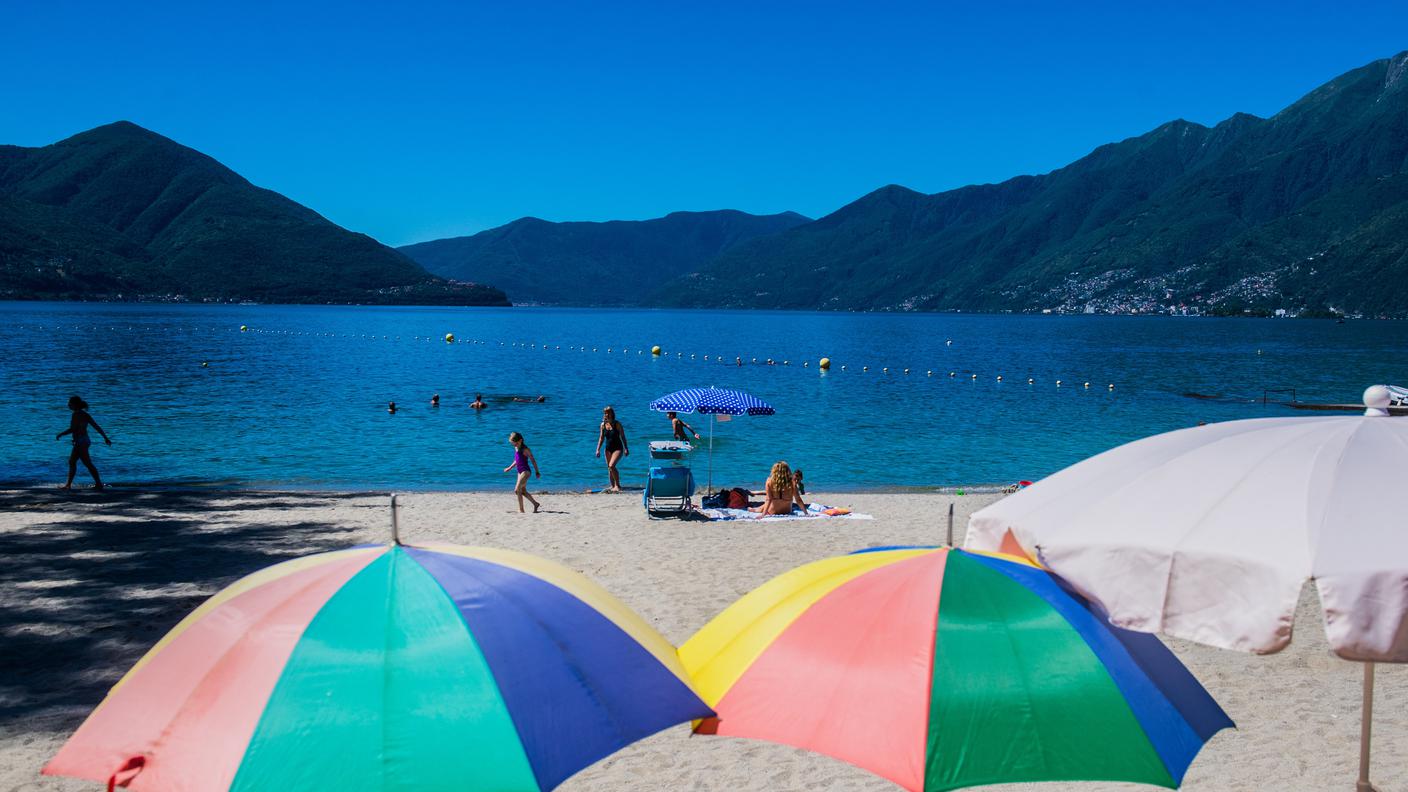 Alla ricerca di un po' di refrigerio sotto un cielo da cartolina al bagno pubblico di Ascona