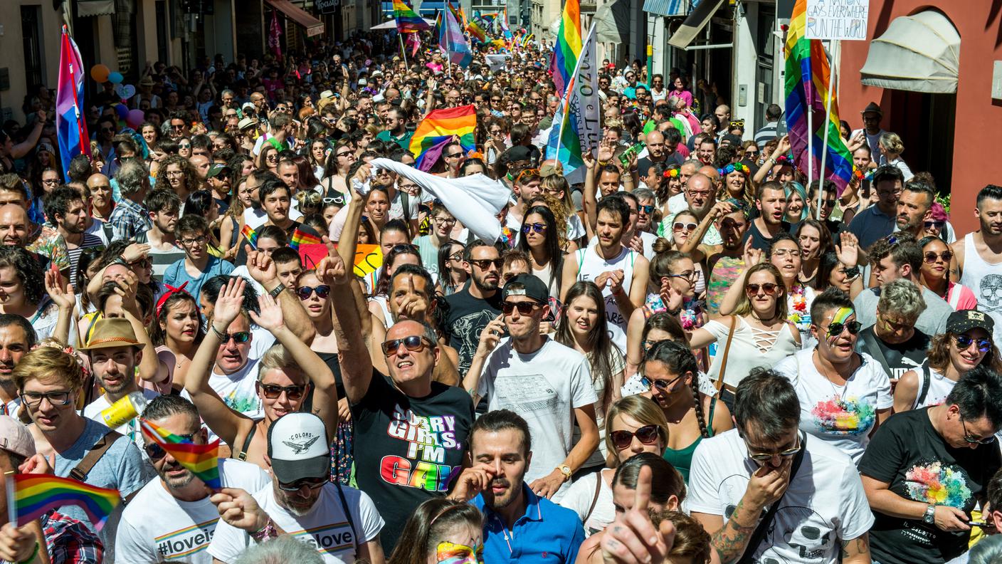 Il corteo colora le vie del centro varesino